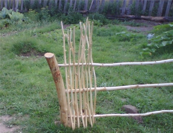 Как сделать плетенный забор своими руками Как сделать плетенный забор своими руками