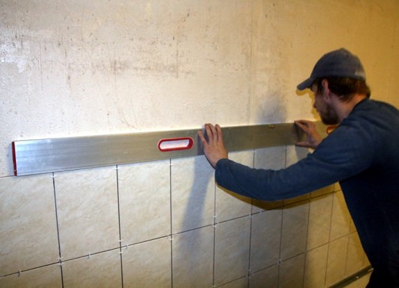 Как правильно укладывать плитку на пол и стену Как правильно укладывать плитку на пол и стену