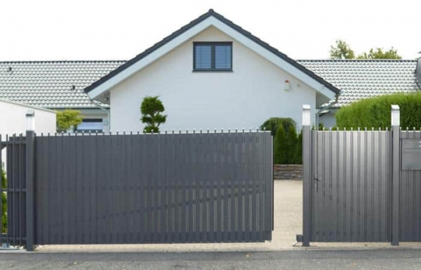 Получите советы профессионала по выбору между виниловым забором или алюминиевым Получите советы профессионала по выбору между виниловым забором или алюминиевым