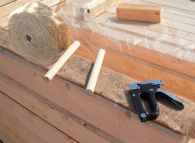 Конопатка сруба бани или деревянного дома Конопатка сруба бани или деревянного дома