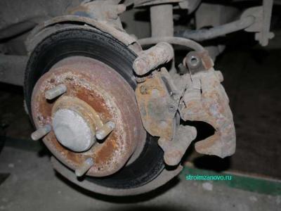 Замена задних тормозных колодок на Мицубиси Каризма
Замена задних тормозных колодок на Мицубиси Каризма