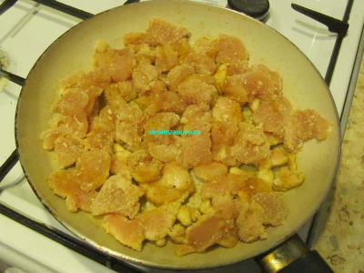 Салат цезарь с курицей и сухариками
Салат цезарь с курицей и сухариками