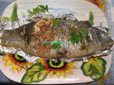 Запечённый карп, фаршированный гречневой кашей
Запечённый карп, фаршированный гречневой кашей