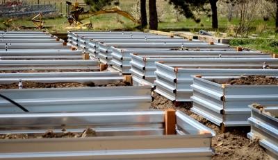 Грядки из металла с полимерным покрытием: особенности и виды конструкций Грядки из металла с полимерным покрытием: особенности и виды конструкций