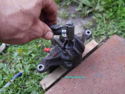 Замена поршня переднего суппорта на Мицибиси Каризма
Замена поршня переднего суппорта на Мицибиси Каризма