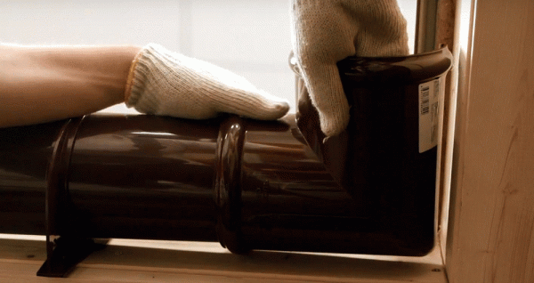 Как правильно установить водостоки на крыше Как правильно установить водостоки на крыше