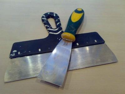 Подготовка стен к поклейке обоев — бетонных, из гипсокартона и пошаговая инструкция Подготовка стен к поклейке обоев — бетонных, из гипсокартона и пошаговая инструкция