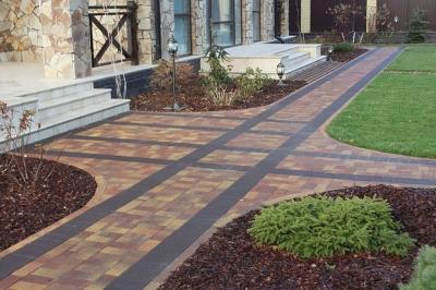 Укладка тротуарной брусчатки — выбор материала, схемы, пошаговая инструкция Укладка тротуарной брусчатки — выбор материала, схемы, пошаговая инструкция