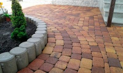 Укладка тротуарной брусчатки — выбор материала, схемы, пошаговая инструкция Укладка тротуарной брусчатки — выбор материала, схемы, пошаговая инструкция