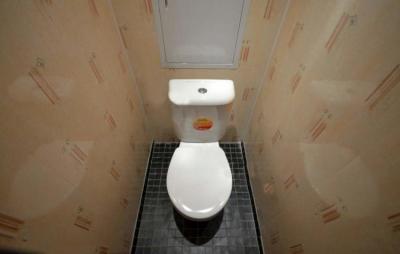 Отделка туалета ПВХ панелями — выбор материала и пошаговая инструкция по монтажу Отделка туалета ПВХ панелями — выбор материала и пошаговая инструкция по монтажу