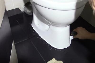 Крепление унитаза к полу — ТОП-5 способов с инструкциями! Крепление унитаза к полу — ТОП-5 способов с инструкциями!
