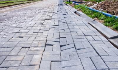 Укладка тротуарной брусчатки — выбор материала, схемы, пошаговая инструкция Укладка тротуарной брусчатки — выбор материала, схемы, пошаговая инструкция