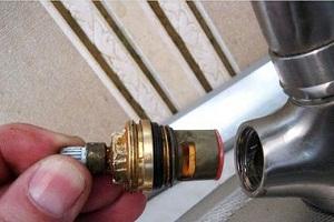 Как починить кран, если он капает — причины протечки и проверенные способы Как починить кран, если он капает — причины протечки и проверенные способы