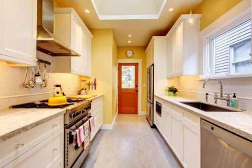 Подбираем мебель для узкой кухни Подбираем мебель для узкой кухни