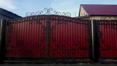 Как украсить забор из профнастила: интересные решения Как украсить забор из профнастила: интересные решения