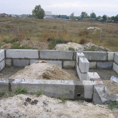 Фундамент для дома из ФБС — ленточный, столбчатый, плюсы и минусы, монтаж своими руками Фундамент для дома из ФБС — ленточный, столбчатый, плюсы и минусы, монтаж своими руками