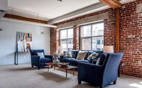 Обустройство и мебель в гостиной стиля лофт Обустройство и мебель в гостиной стиля лофт