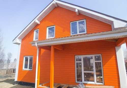 Когда лучше обшивать дом виниловым сайдингом