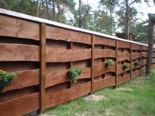 Защита для деревянного забора: полубетонные сферы Защита для деревянного забора: полубетонные сферы