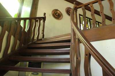 Деревянная лестница в дом – особенности, разновидности и преимущества Деревянная лестница в дом – особенности, разновидности и преимущества