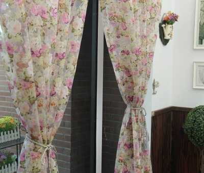 Оформление окна в гостиной в современном стиле Оформление окна в гостиной в современном стиле