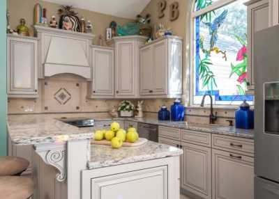 Оформление окна в гостиной в современном стиле Оформление окна в гостиной в современном стиле